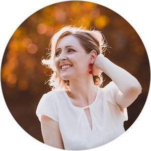 Photo of Monica Davis, a professional hairstylist and founder of the MyStraightener blog.